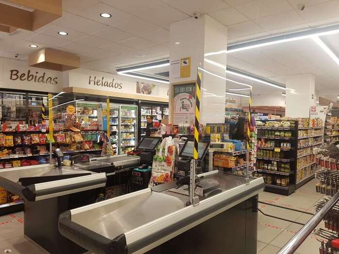 Mampara de protección instalada en una de sus tiendas (Foto TA)